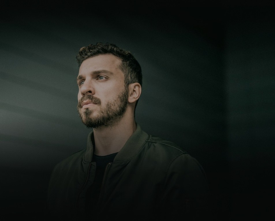 Edin Hasanovic im Halbdunkel